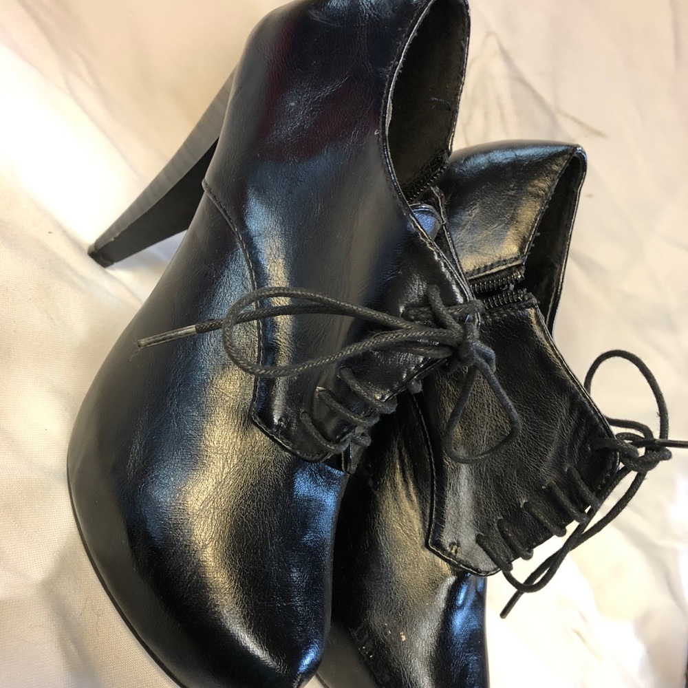 Black pumps
